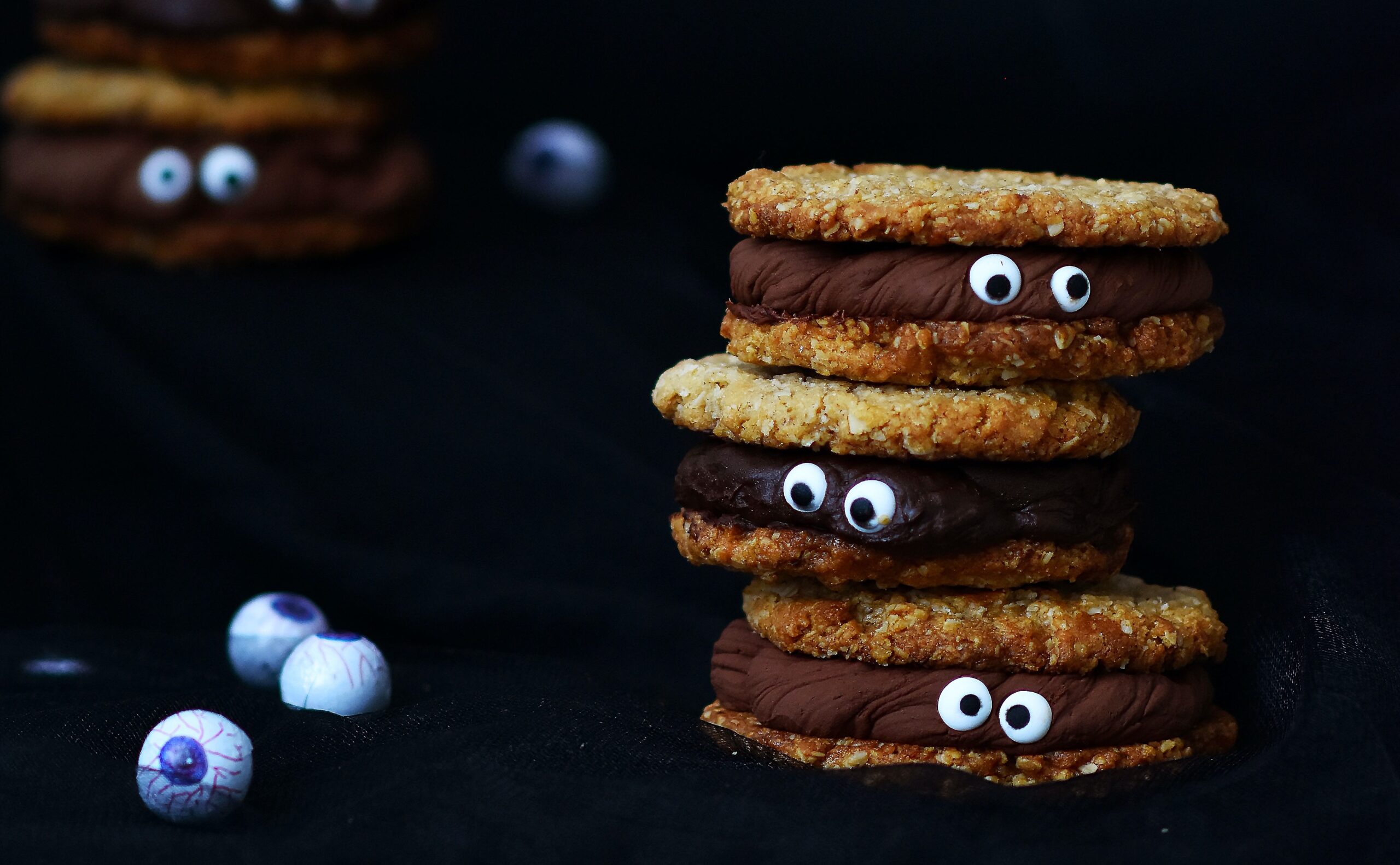 biscoitos com olhos arregalados