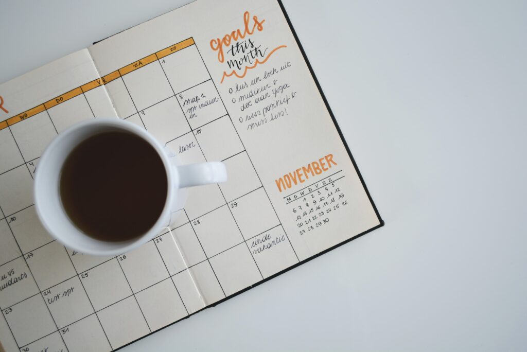 Planejador de diário com café
