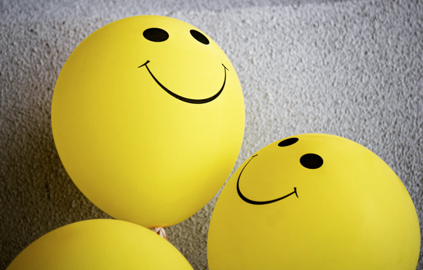 balões com rostos sorridentes
